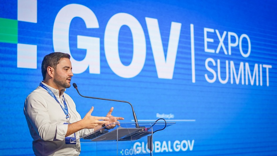 Gabriel Souza falando ao microfone atrás de um púlpito no Gov Expo Summit 2024.