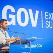 Gabriel Souza falando ao microfone atrás de um púlpito no Gov Expo Summit 2024.