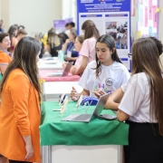 Imagem geral de alunos apresentando trabalhos na Mostra Científica Interdisciplinar 2024.