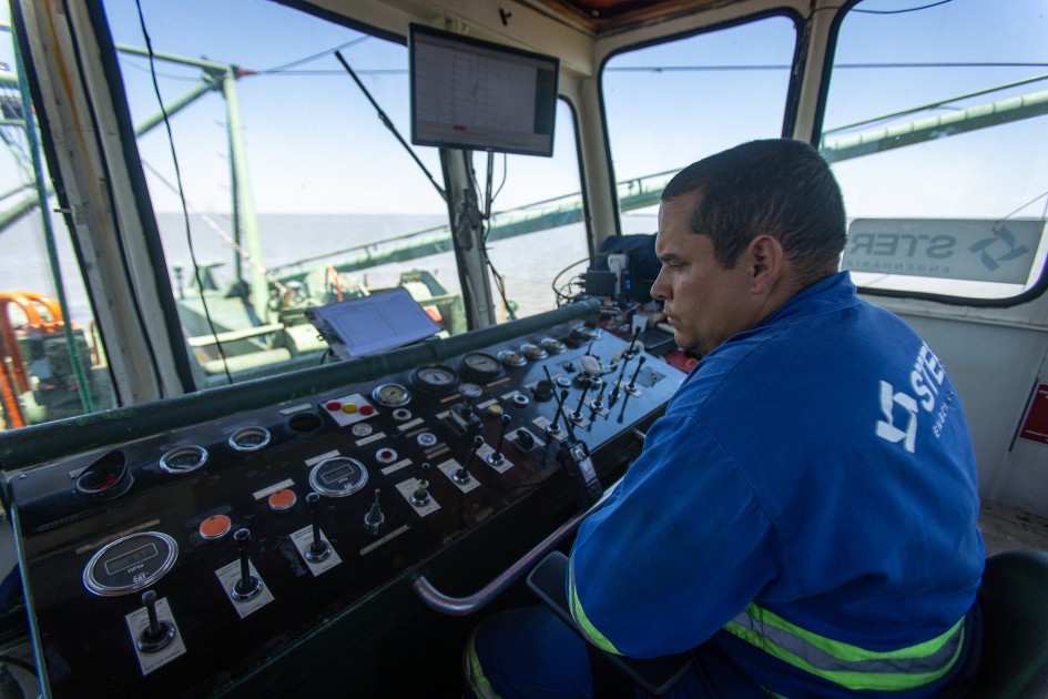 Serviço de dragagem busca retomar o pleno fluxo de cargas, dando melhores condições de navegabilidade -Foto: Jürgen Mayrhofer/Secom