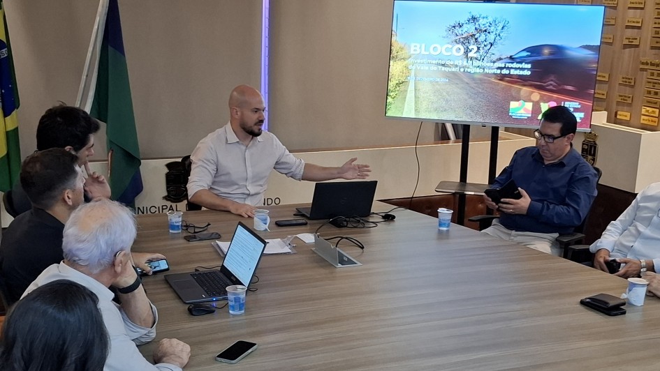 Secretário apresentando o projeto da concessão, na Câmara de Vereadores de Passo Fundo