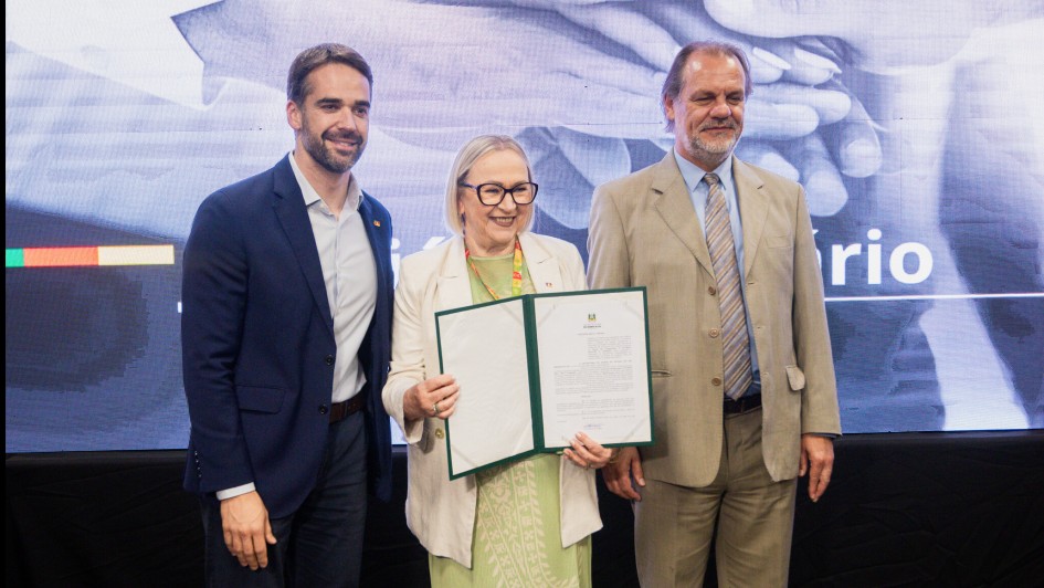 Foto posada em que Leite, Arita e o presidente do TJRS exibem o documento recém assinado de repasse do TJRS para Saúde.