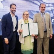 Foto posada em que Leite, Arita e o presidente do TJRS exibem o documento recém assinado de repasse do TJRS para Saúde.