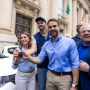 Leite e o secretário entregam chave de carro novo para integrantes da Emater.