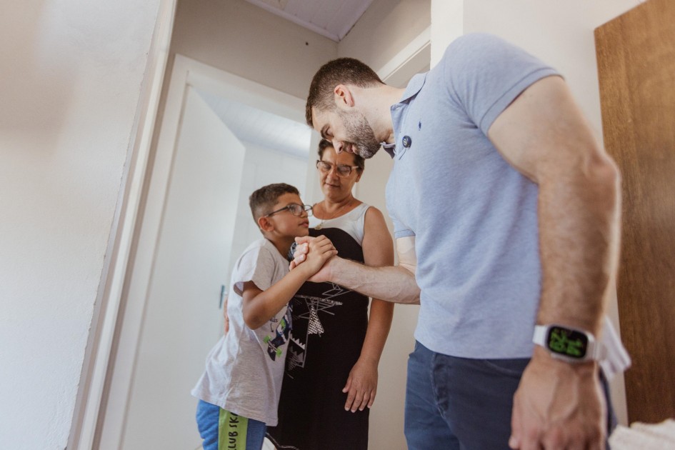 Fernanda Schumacher e o filho, Natan, receberam de Eduardo Leite a casa própria: “Agora é tudo nosso”, comemorou ela -Foto: Vitor Rosa/Secom