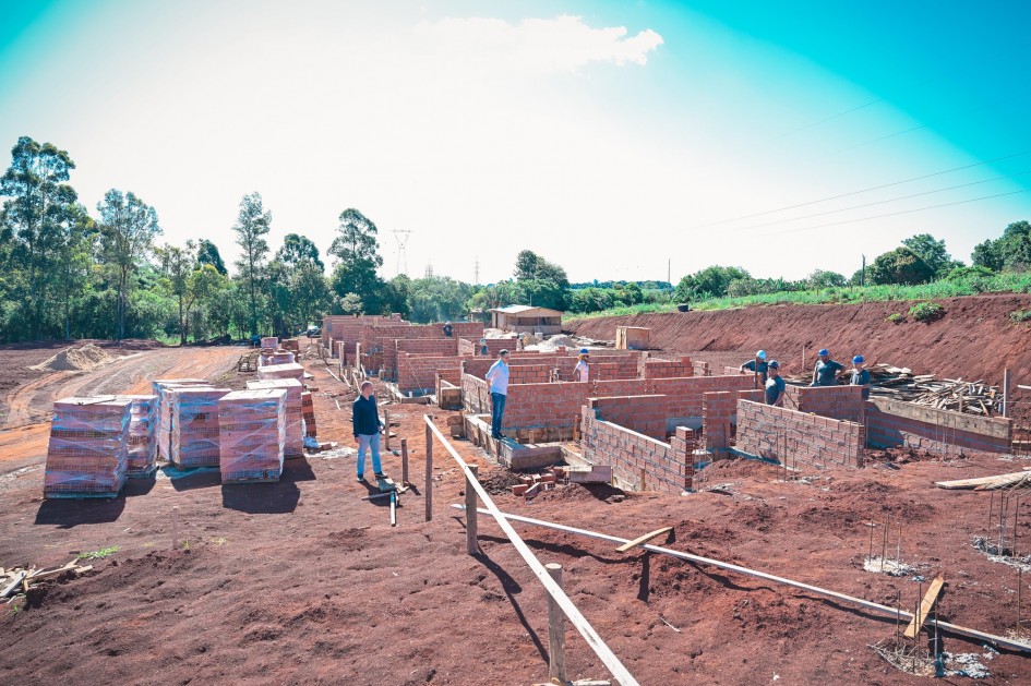 Durante a visita a Santa Rosa, Gabriel Souza ainda vistoriou a construção de 60 moradias pelo programa A Casa É Sua -Foto: Rodrigo Ziebell/Ascom GVG