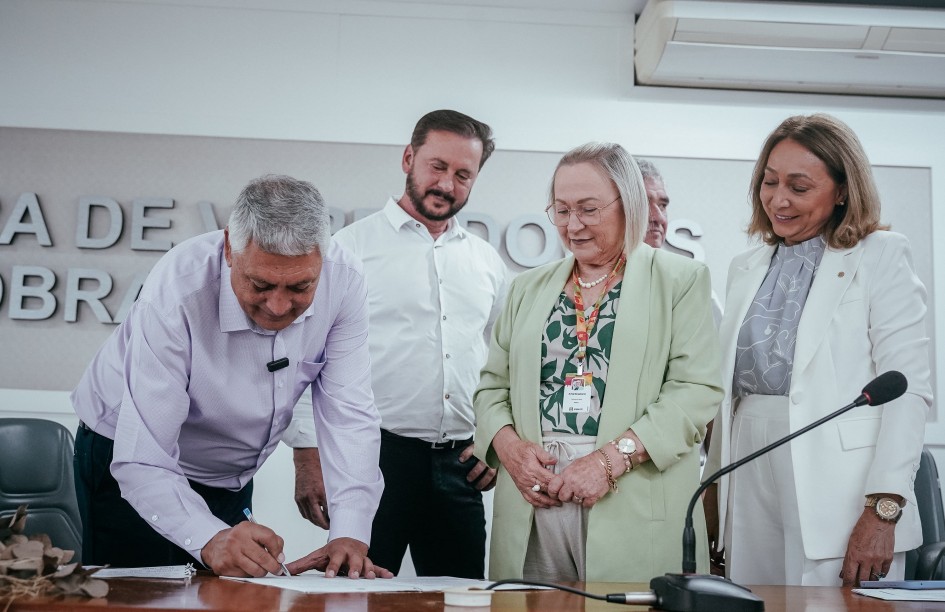 Brito e Arita anunciaram a destinação do montante de R$ 150 mil para o Hospital São João Evangelista, em Sobradinho -Foto: Rodrigo Rodrigues/Ascom Assembleia Legislativa