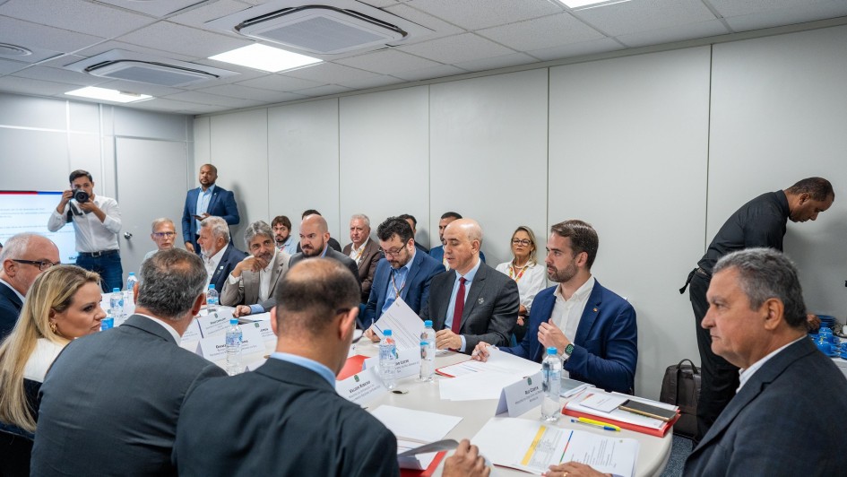 Imagem de diversas pessoas em sentadas à mesa em reunião com governo federal para tratar andamento de projetos para reconstrução do RS.