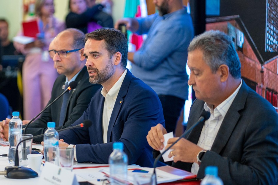 Leite entre duas pessoas, falando em reunião com governo federal sobre reconstrução do RS.