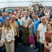 Foto posada com as pessoas presentes à entrega de títulos de regularização fundiária em Gravataí.