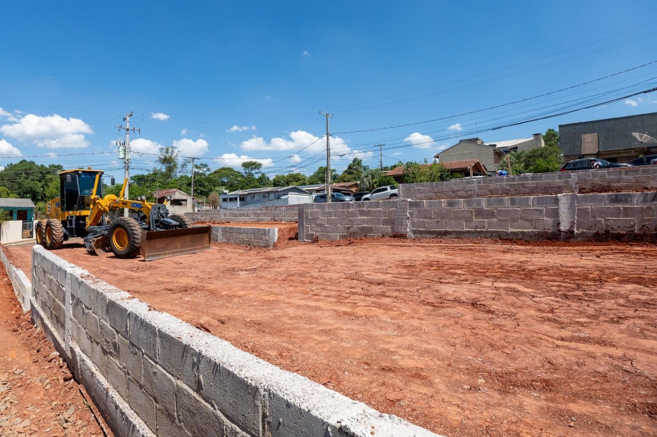 Comitiva vistoriou loteamentos que estão recebendo investimentos de horas-máquina, como o de Estrela -Foto: Maurício Tonetto/Secom