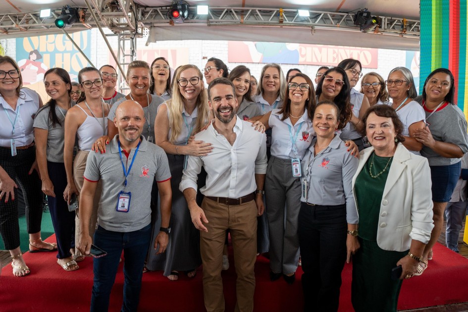 Leite e servidores da instituição se reúnem na foto para marcar o novo início da escola -Foto: Maurício Tonetto/Secom