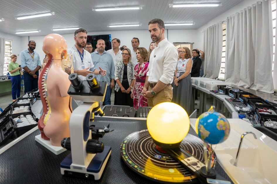 A escola também recebeu um dos Laboratórios Didáticos Móveis de Ciências da Natureza, que irão dinamizar o aprendizado -Foto: Maurício Tonetto/Secom