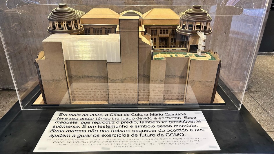 Maquete tátil do edifício da CCMQ, danificada pela enchente, retornou ao espaço como peça expositiva de memória -Foto: Camila Diesel/Ascom Sedac