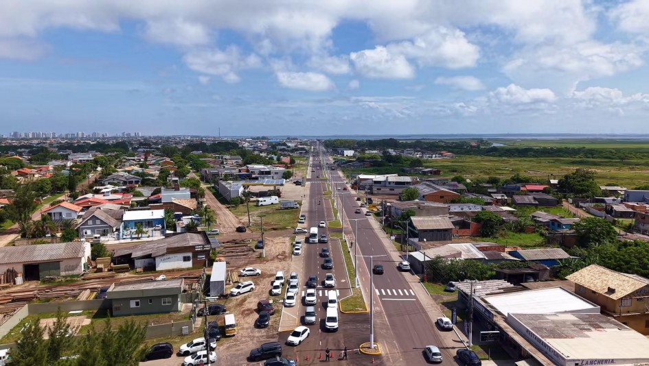 Além de mais uma pista asfaltada e recapeamento da antiga, o trecho ganhou melhorias como ciclofaixa e iluminação em LED -Foto: Maurício Tonetto/Secom