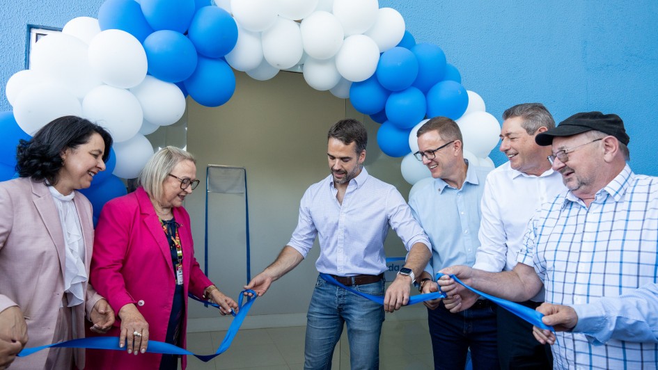 Leite e Arita, juntamente com mais quatro pessoas, cortam a fita na entrada do centro em ato simbólico de inauguração.