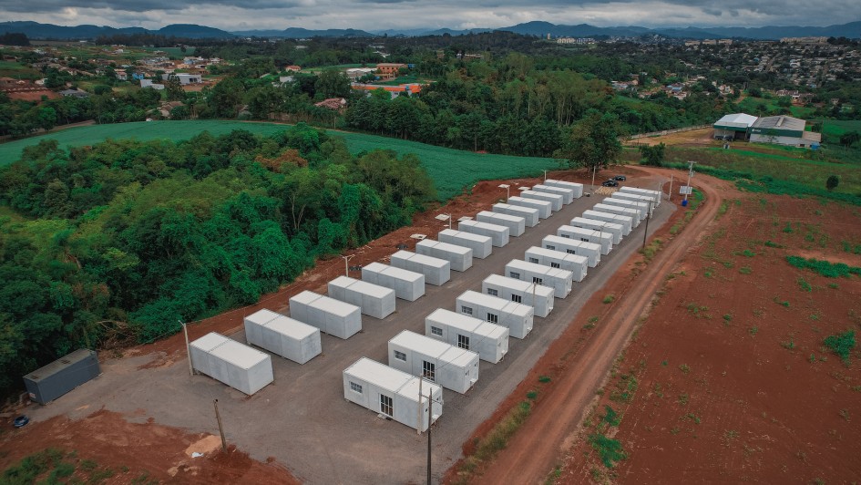 Foto do alto dos 30 módulos de moradia temporária entregues em Cruzeiro do Sul.