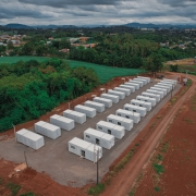 Foto do alto dos 30 módulos de moradia temporária entregues em Cruzeiro do Sul.