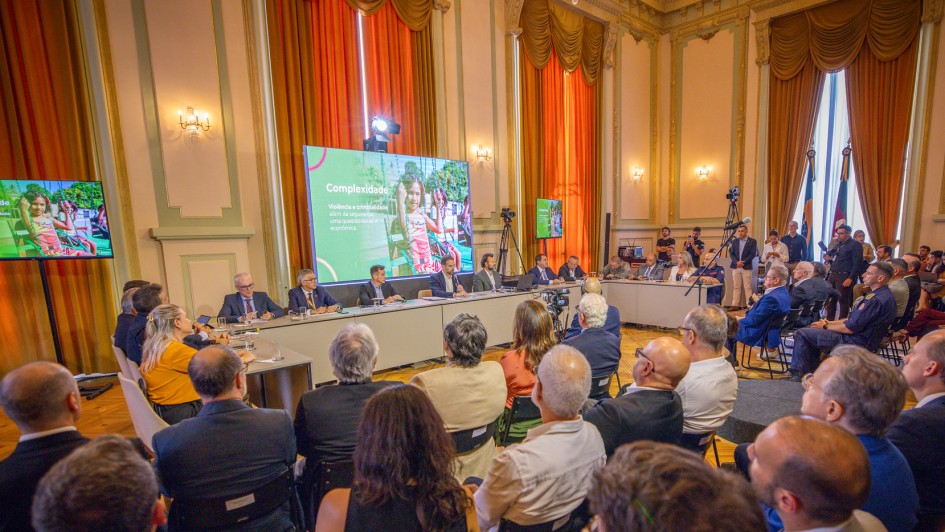 Imagem geral da Reunião A1 de março de 2025, com participantes de frente sentados a uma bancada em U e com a plateia de costas.