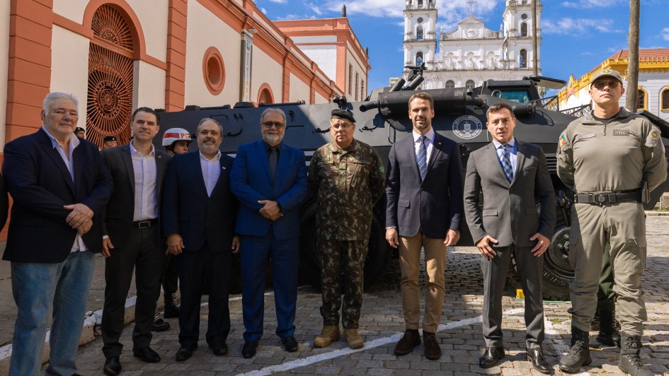 Estado recebe blindados e fuzis do Exército Brasileiro 