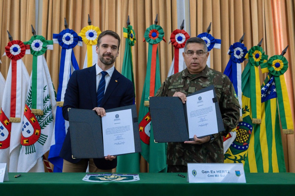 Estado recebe blindados e fuzis do Exército Brasileiro 