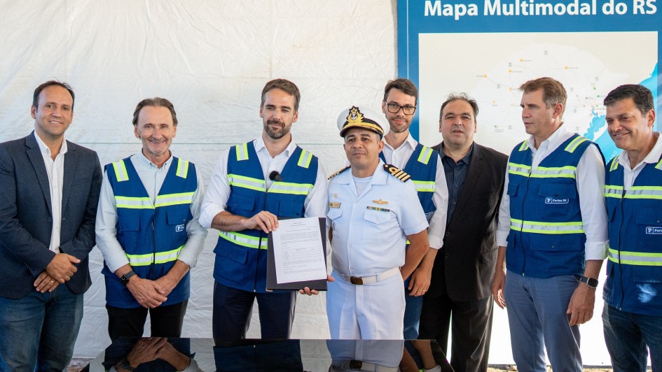 foto posada com Leite e outras sete pessoas segurando o documento recém assinado no início da dragagem de canais assoreados.