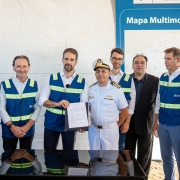 foto posada com Leite e outras sete pessoas segurando o documento recém assinado no início da dragagem de canais assoreados.