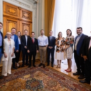 Foto posada dos participantes da reunião sobre comemorações de 150 anos da imigração italiana