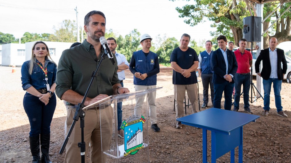 Leite visita área afetada por enchente em Cruzeiro do Sul e faz anúncios 
