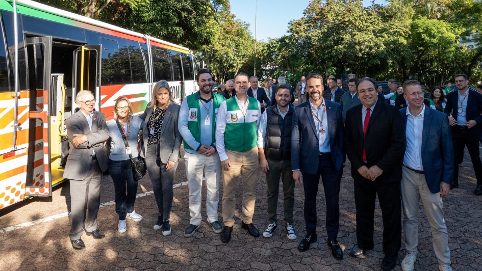 Foto posada de Leite, Gabriel e outras autoridades em pé na frente da nova unidade móvel do Procon RS.