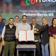 Foto posada com Leite e outras pessoas segurando o documento recém assinado do PUI Rubem Berta.