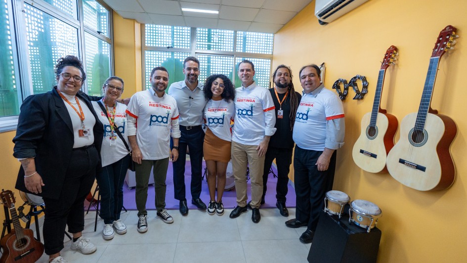 Foto posada de Leite e Gabriel e outras pessoas na entrega do Centro da Juventude da Restinga em 2025.