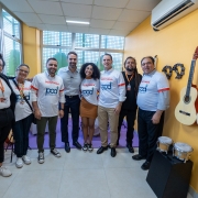 Foto posada de Leite e Gabriel e outras pessoas na entrega do Centro da Juventude da Restinga em 2025.