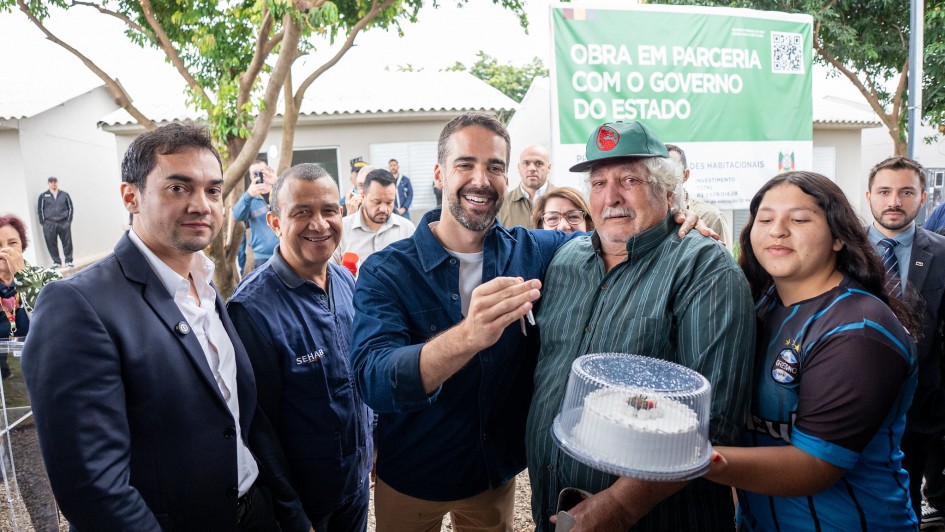 Governador Eduardo Leite entrega 30 moradias definitivas em Santiago