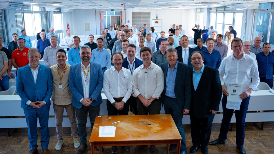 Foto posada das pessoas que participaram da assinatura do Desassorear RS em maio de 2025.