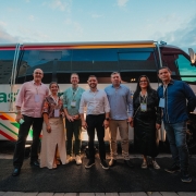 Foto posada de Gabriel e outras seis pessoas na frente da unidade móvel para Cadastro Único.