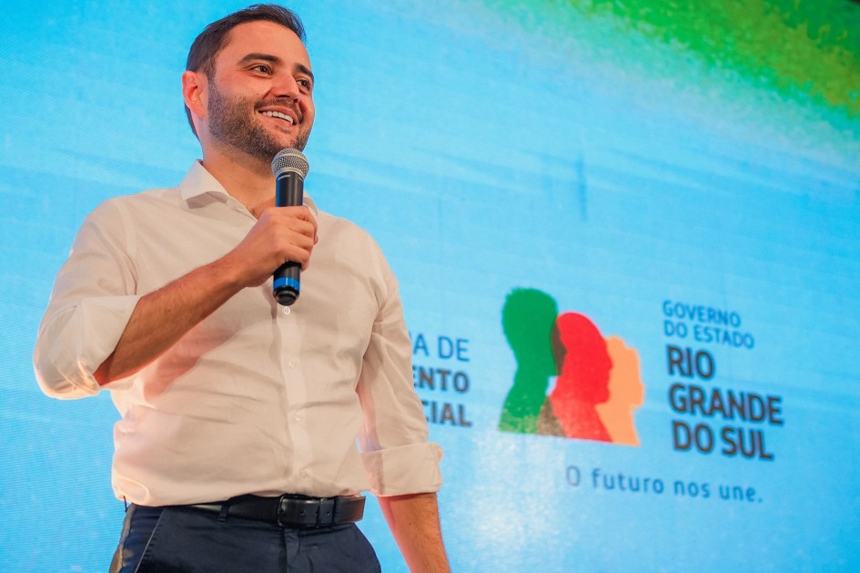 Gabriel falando ao microfone após entrega de unidade móvel para Cadastro Único.