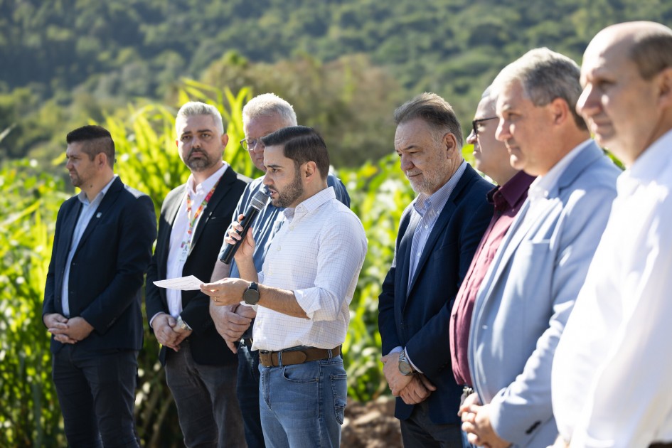 Gabriel Souza inaugura pavimentação de estrada em Nova Petrópolis