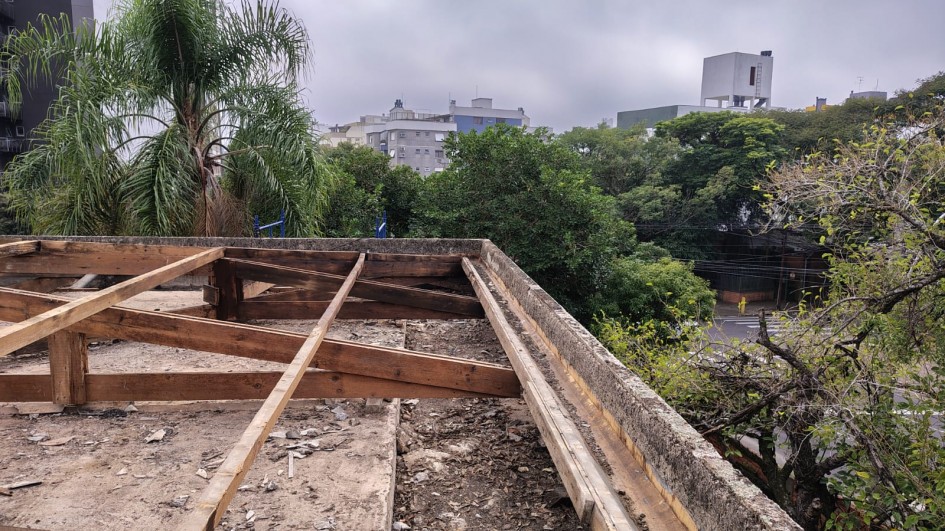 Escola Euclides da Cunha, em Porto Alegre, recebeu R$ 1,9 milhão para reparos gerais e está em obras desde 20 de março -Foto: Adebiyi Rodrigue Virgile Alitonou/SOP