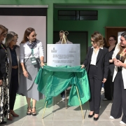 Cinco mulheres fazendo o decerramento de uma placa na Escola Américo Braga de Eldorado do Sul em 2025.