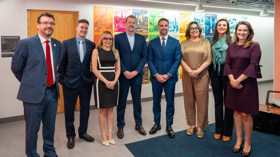 Foto posada dos participantes da reunião na qual foi feito o anúncio do cabo Malbec no RS.