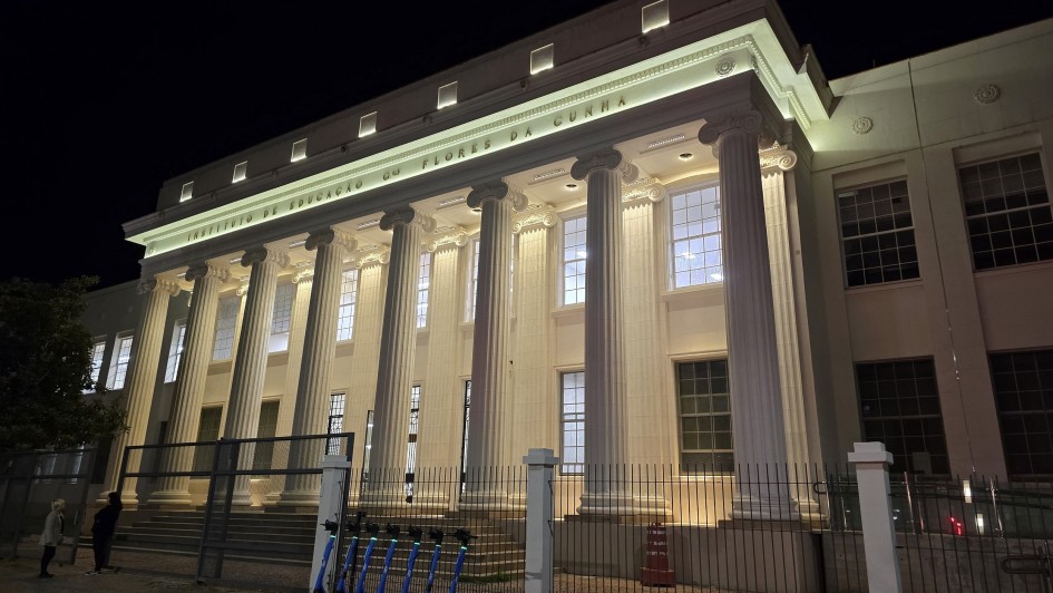 Instituto de Educação iluminado reduzida