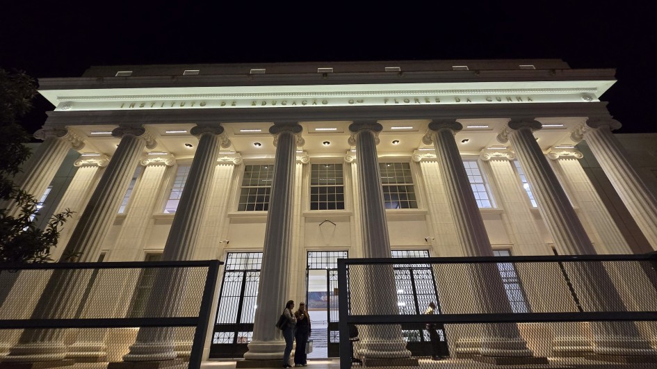 Instituto de Educação iluminado