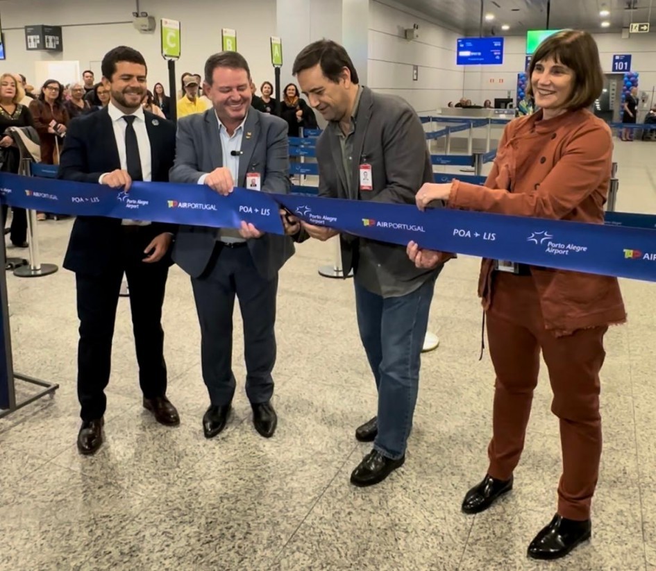 Autoridades seguram fita de inauguração no aeroporto