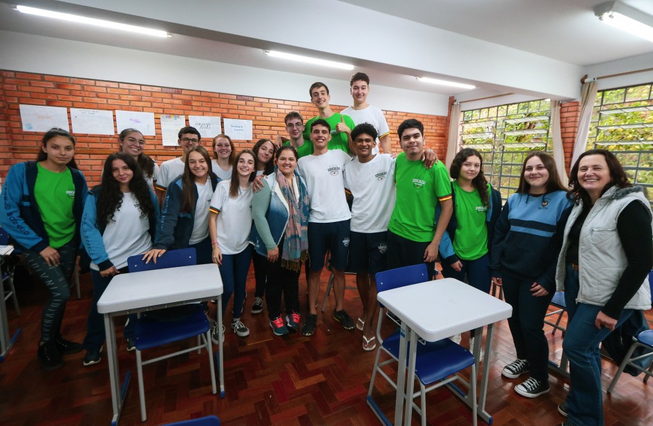 A professora Daniela Bassani e a diretora Zelvania Ferronato celebram as melhorias ao lado dos alunos da escola -Foto: Luís André/Secom