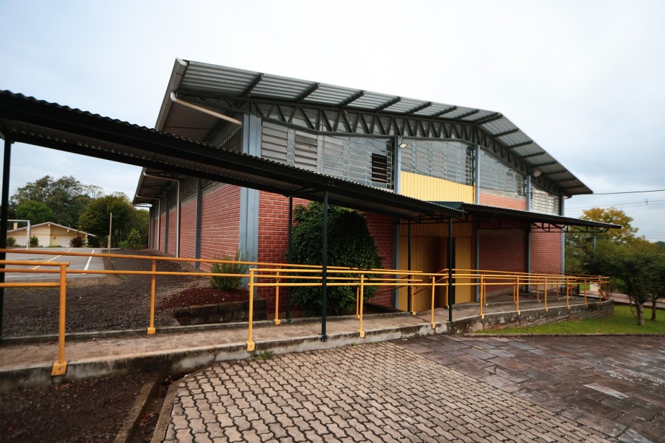 Com aporte de R$ 88 mil, passarela coberta liga as salas de aula ao ginásio de esportes -Foto: Luís André/Secom