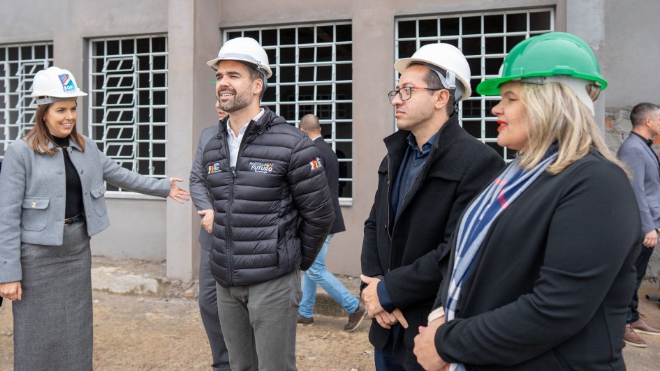 Leite vistoria obras em escola de Cruz Alta