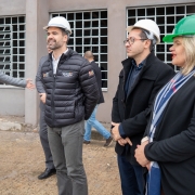 Leite vistoria obras em escola de Cruz Alta