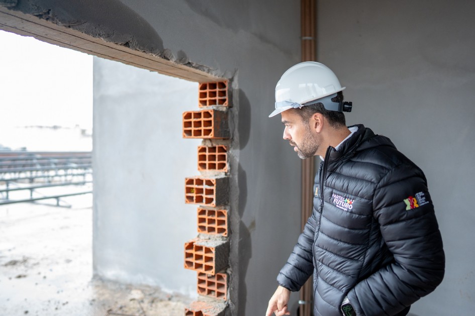 Leite vistoria obras em escola de Cruz Alta