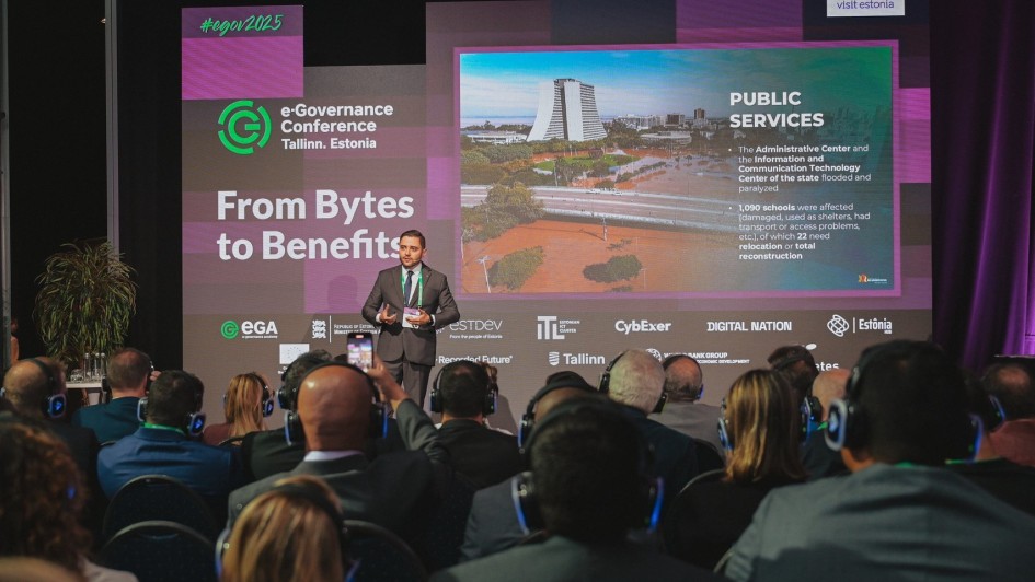 Gabriel falando em um palco durante a apresentação no e-Governance Conference na Estônia em 2025. Parte da plateia pode ser vista de costas.